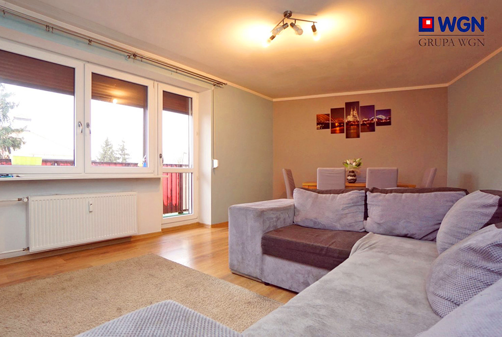 fragment salonu i balkon przy luksusowym apartamencie na sprzedaż Konin