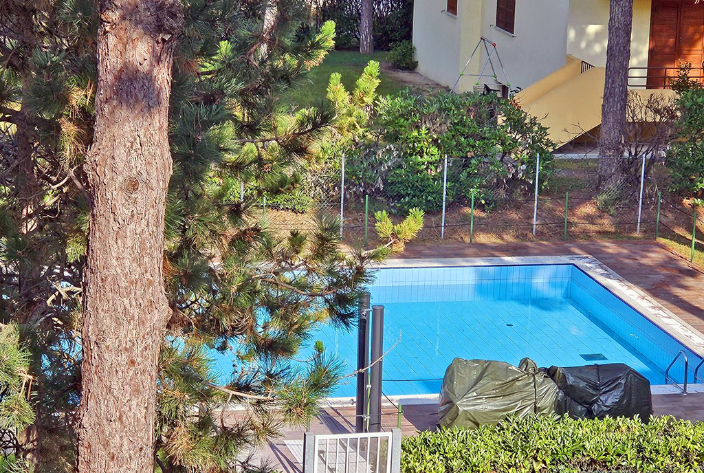 na zdjęciu basen w częściach wspólnych osiedla, na którym znajduje się oferowany do sprzedaży luksusowy apartamenty Włochy (Lignano)