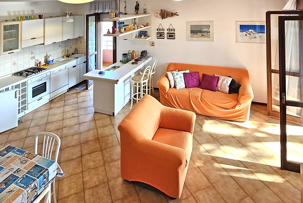 rzut z górnego poziomu na salon w luksusowym apartamencie na sprzedaż Włochy (Lignano)