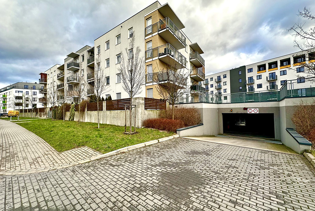 nowoczesne osiedle, na którym znajduje się oferowany na sprzedaż luksusowy apartament Wrocław