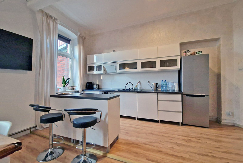 widok na aneks kuchenny w luksusowym apartamencie na sprzedaż Żagań (okolice)