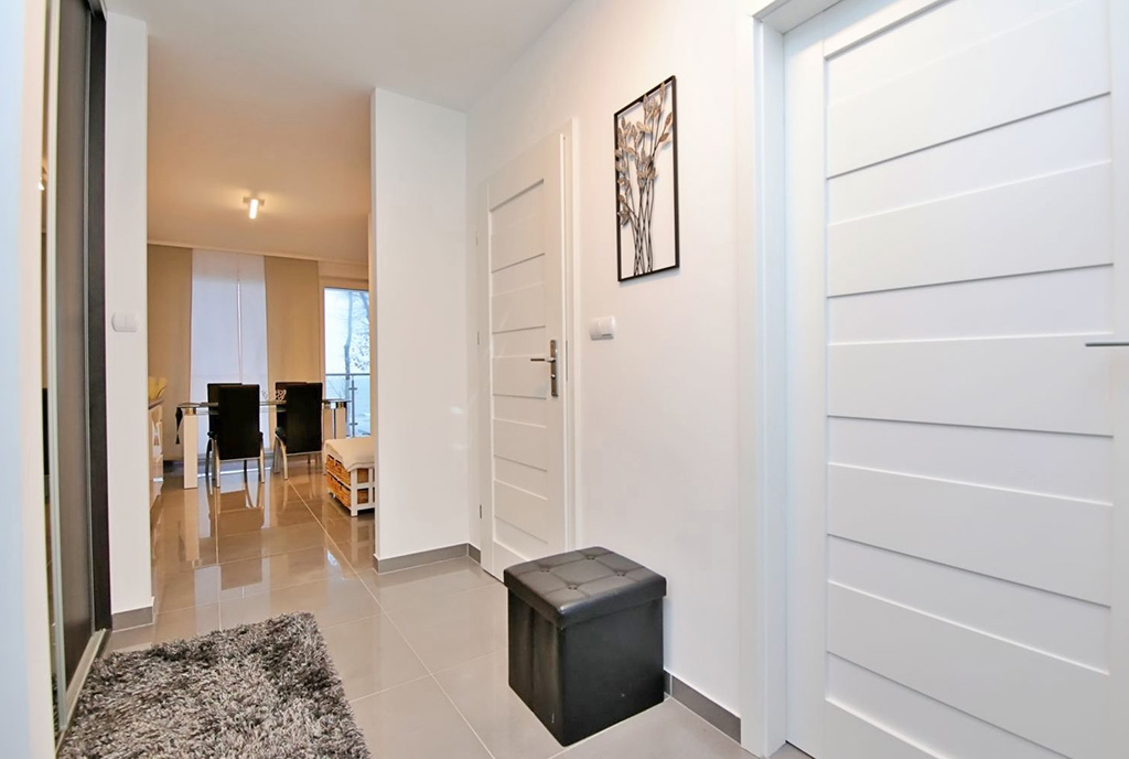 praktyczny hol w luksusowym apartamencie na sprzedaż nad morzem