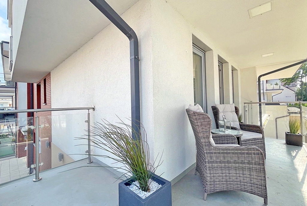 uroczy balkon przy ekskluzywnym apartamencie na sprzedaż nad morzem