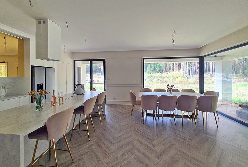 kominek w salonie ekskluzywnej willi do sprzedaży Białystok (okolice)