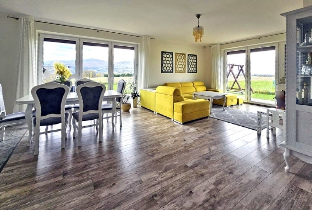 zaaranżowane w żółtym kolorze wnętrze ekskluzywnej willi do sprzedaży Bielsko-Biała (okolice)