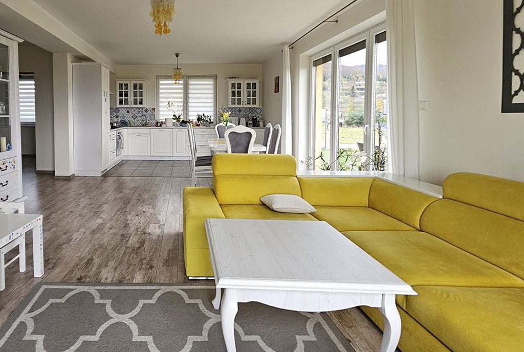 na pierwszym planie jadalnia w luksusowej willi na sprzedaż Bielsko-Biała (okolice)