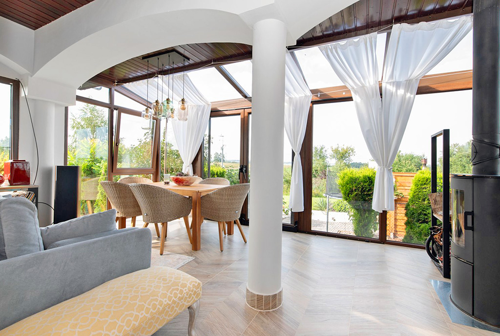 imponujący taras przy luksusowej willi na sprzedaż Gdynia (okolice)