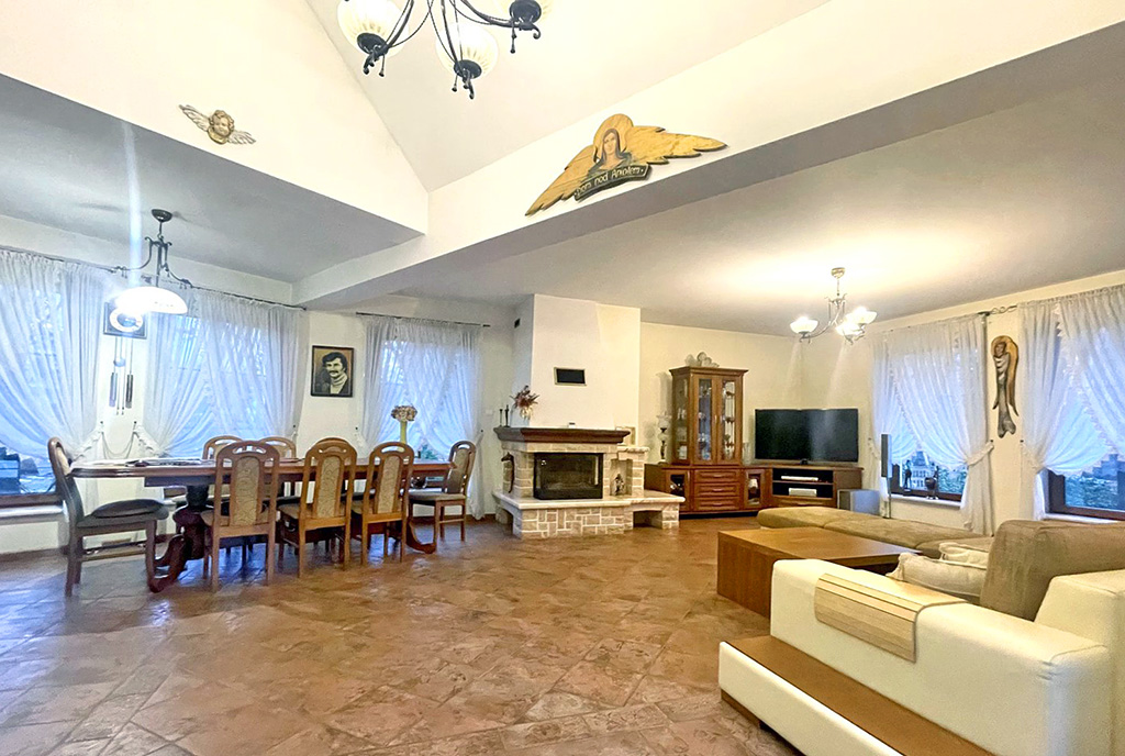 elegancki salon z kominkiem w luksusowej willi na sprzedaż Kielce (okolice)