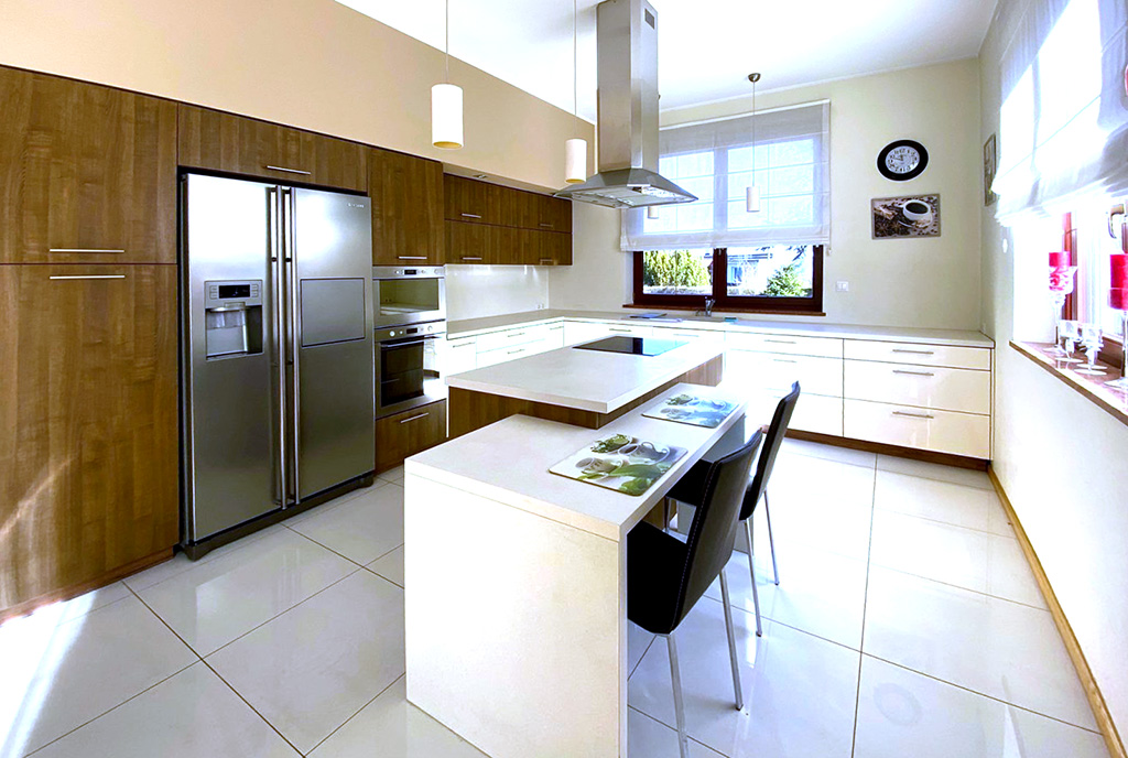 imponująca kuchnia w luksusowej willi do wynajmu Szczecin (okolice)