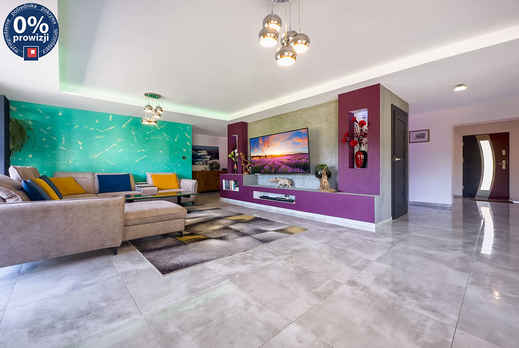 odważna kolorystyka salonu w ekskluzywnej willi do sprzedaży Bielsko-Biała (okolice)