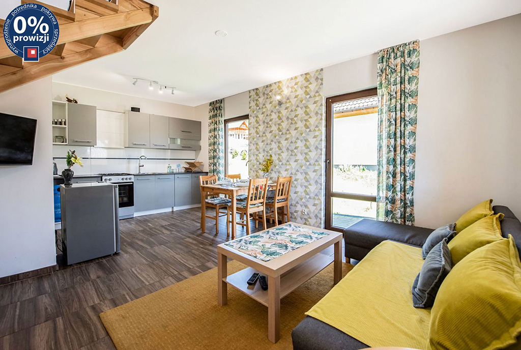 po lewej kuchnia, po prawej pokój dzienny w luksusowej willi na sprzedaż Bielsko-Biała (okolice)