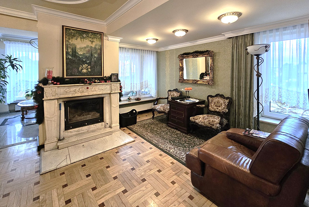 elegancki kominek w salonie ekskluzywnej willi do sprzedaży Bielsko-Biała