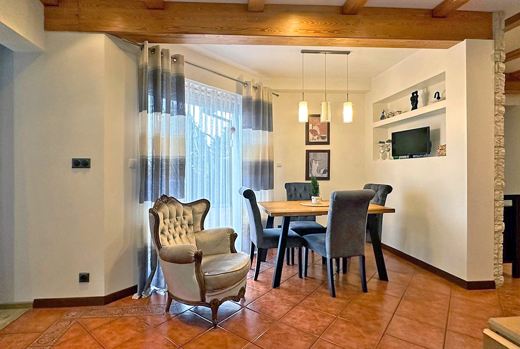 widok na jadalnię w luksusowej willi do wynajmu Gdańsk (okolice)