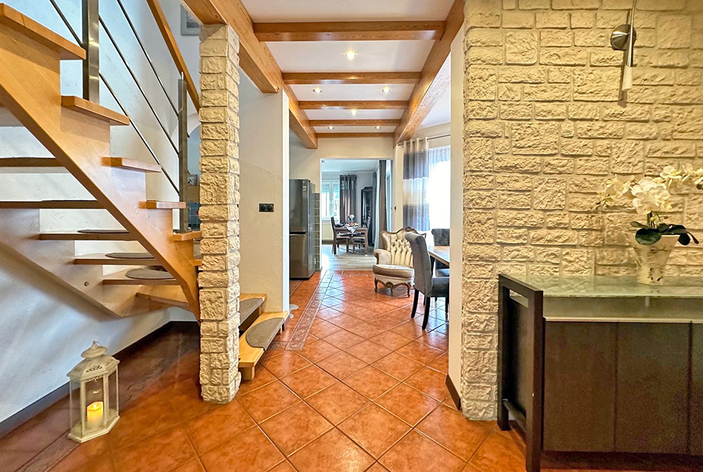 imponujący przedpokój w luksusowej willi na wynajem Gdańsk (okolice)