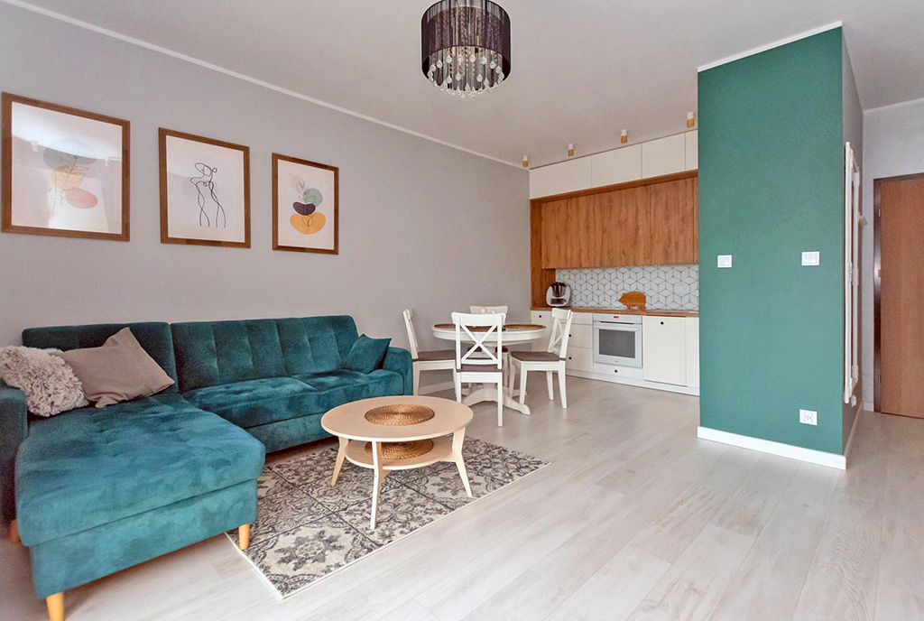 po lewej pokój gościnny, po prawej kuchnia w luksusowym apartamencie do sprzedaży Elbląg