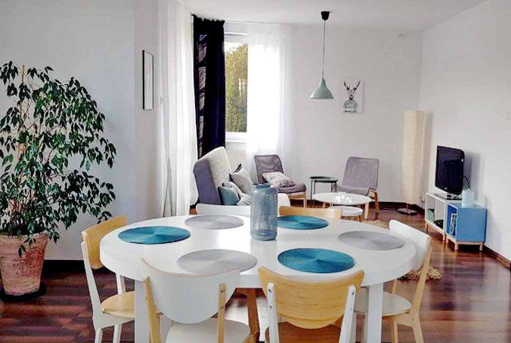 na pierwszym planie jadalnia w luksusowym apartamencie na sprzedaż Gdańsk