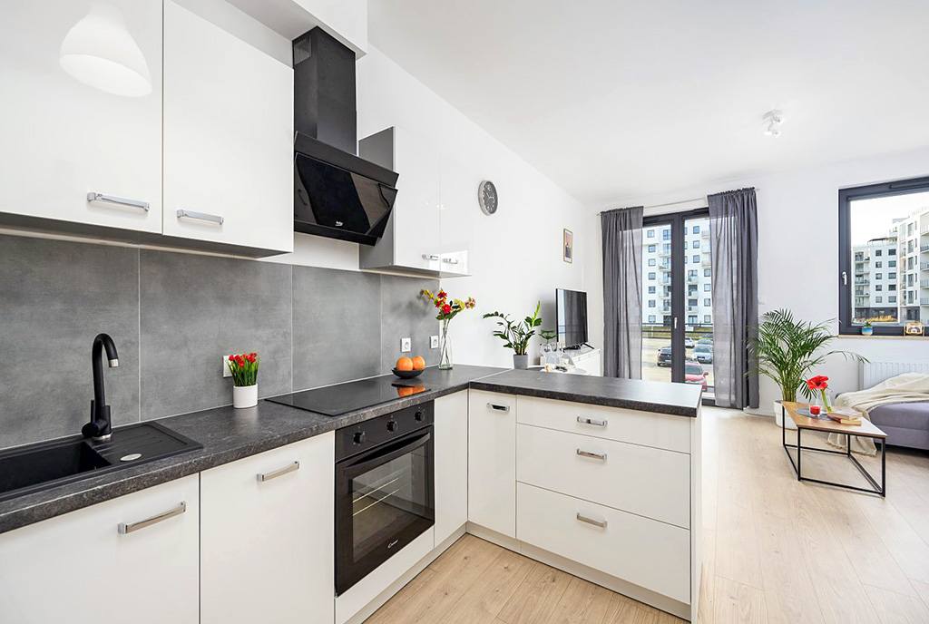 zaaranżowana w bieli kuchnia w ekskluzywnym apartamencie na sprzedaż funkcjonalne wnętrze luksusowego apartamentu na sprzedaż Gdańsk