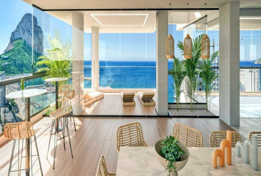na pierwszym planie jadalnia, w oddali taras przy ekskluzywnym apartamencie na sprzedaż Hiszpania (Calpe)