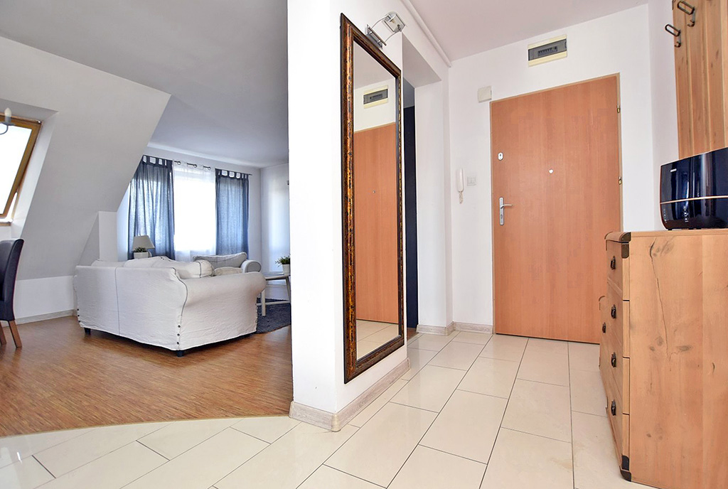 przestronny przedpokój w luksusowym apartamencie na sprzedaż Inowrocław