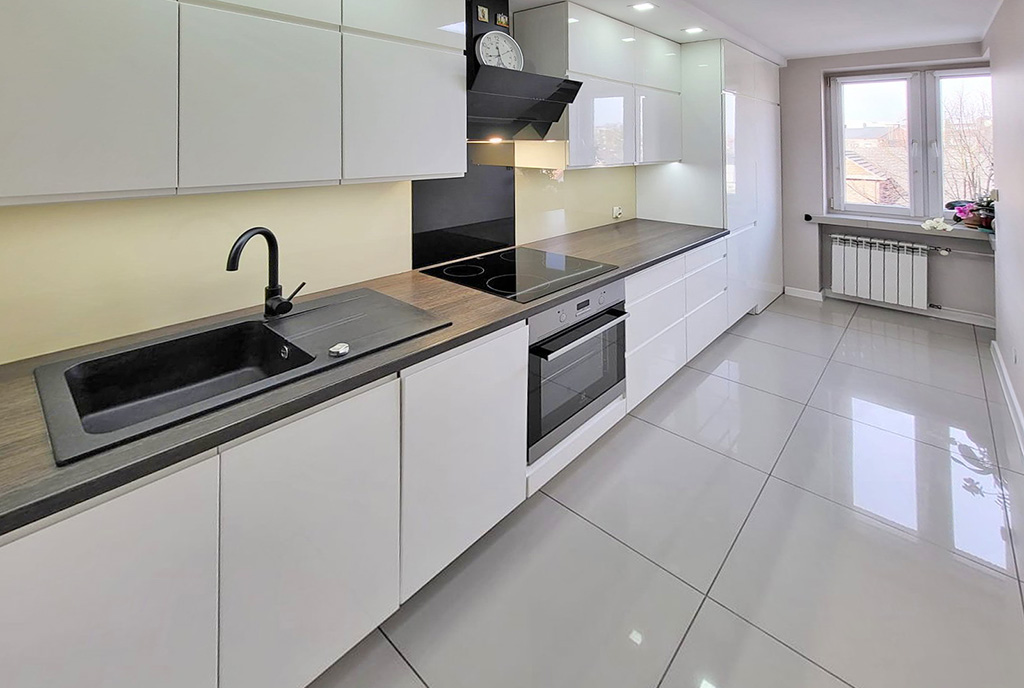 zaaranżowana w czerni i bieli kuchnia w luksusowym apartamencie do sprzedaży Kalisz