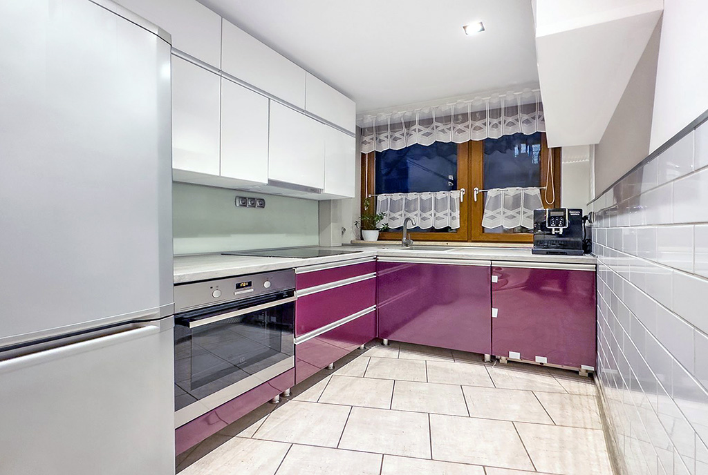 odważna kolorystyka kuchni w luksusowym apartamencie do na sprzedaż Katowice (okolice)