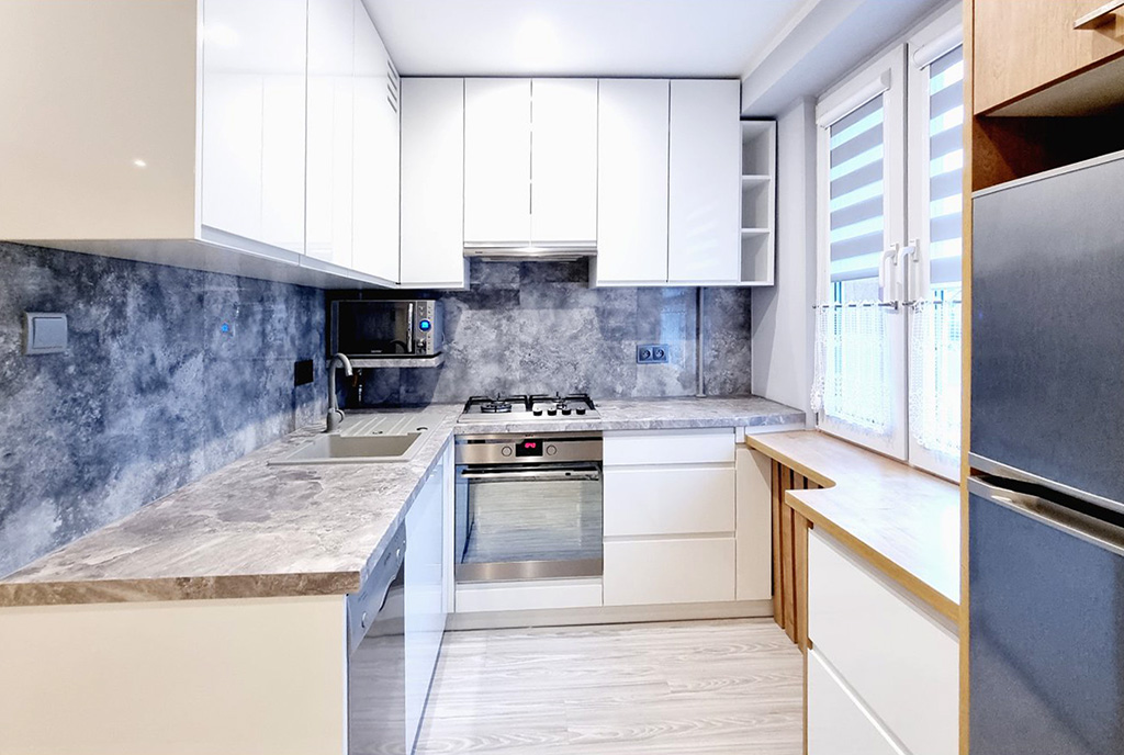 utrzymana w bieli kuchnia w luksusowym apartamencie do sprzedaży Mielec