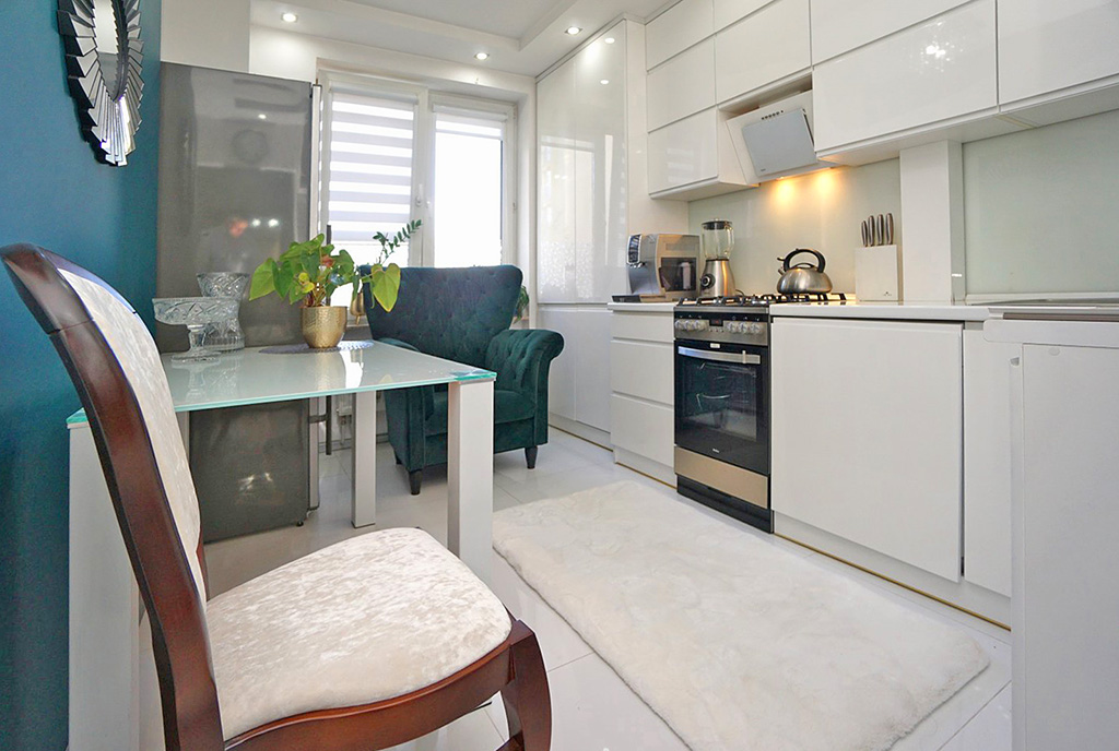 utrzymana w bieli kuchnia w luksusowym apartamencie na sprzedaż Piotrków Trybunalski