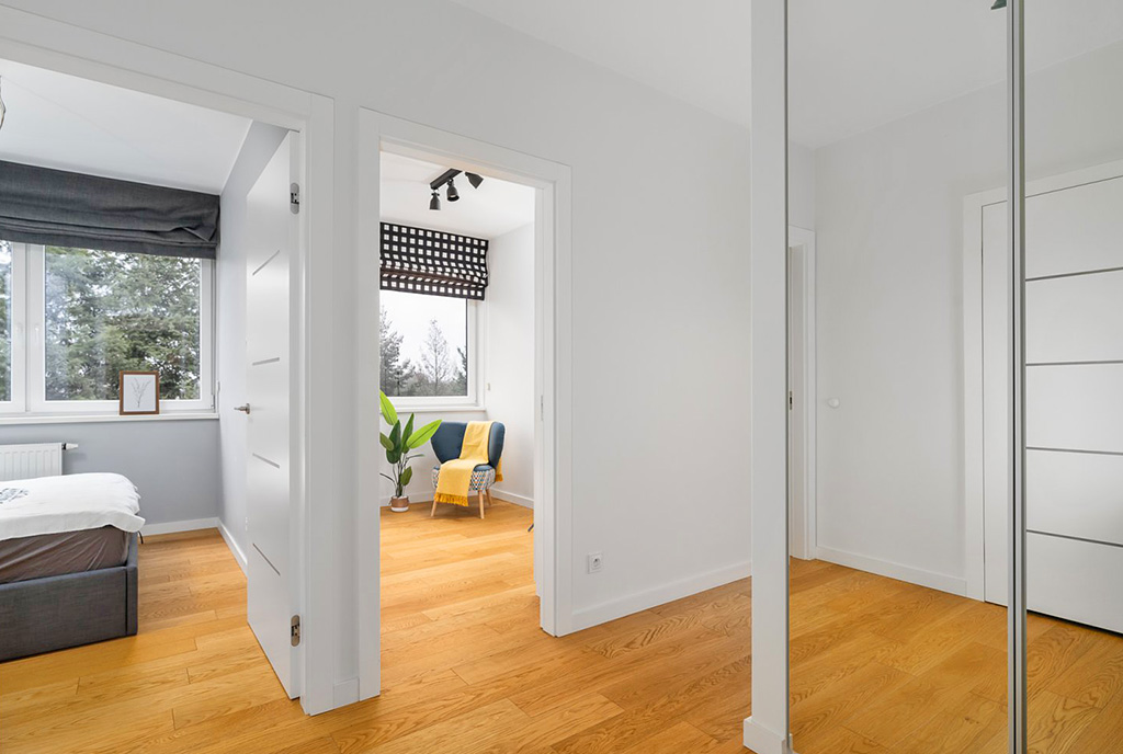 przestronny hol w luksusowym apartamencie do sprzedaży Poznań (okolice)