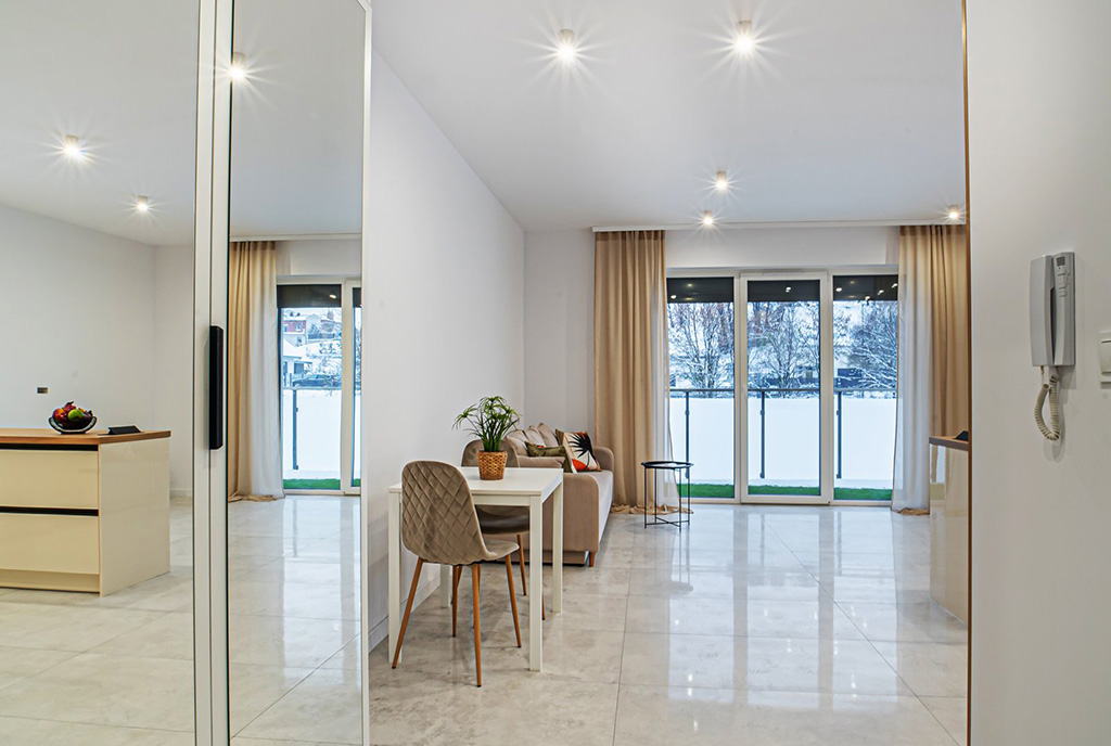 efektowne oświetlenie wnętrza ekskluzywnego apartamentu do wynajęcia Bolesławiec