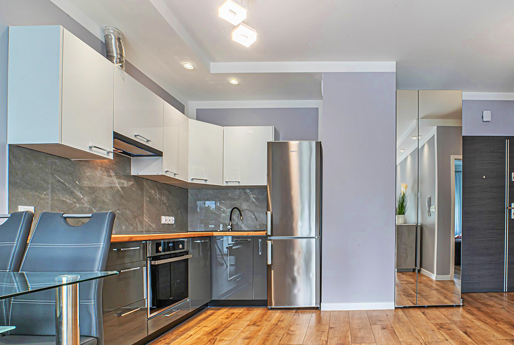 po lewej aneks kuchenny po prawej salon w luksusowym apartamencie na wynajem Bolesławiec