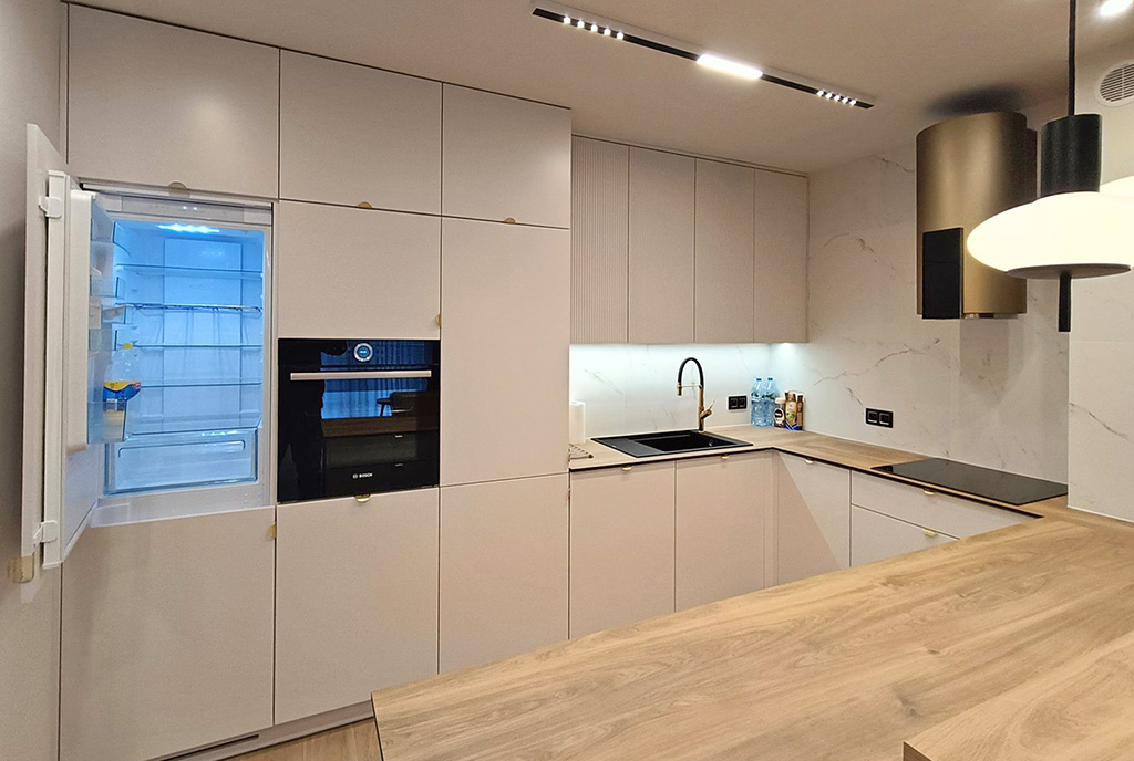 zabudowana kuchnia w luksusowym apartamencie do wynajmu Legnica (okolice)