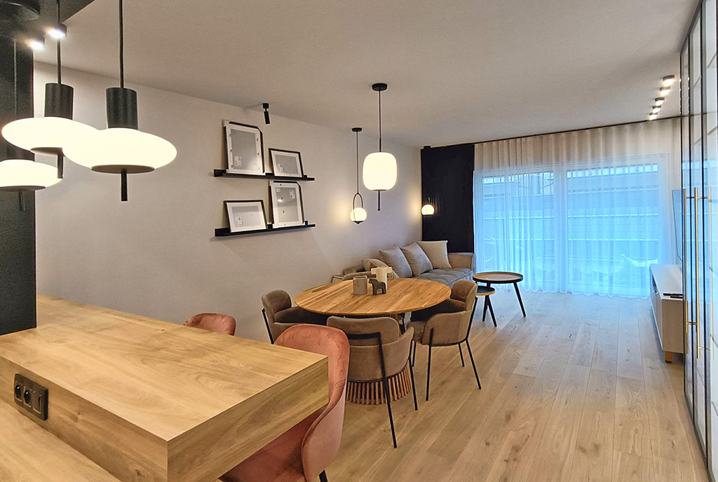 na pierwszym planie kuchnia, w oddali salon w ekskluzywnym apartamencie na wynajem Legnica (okolice)