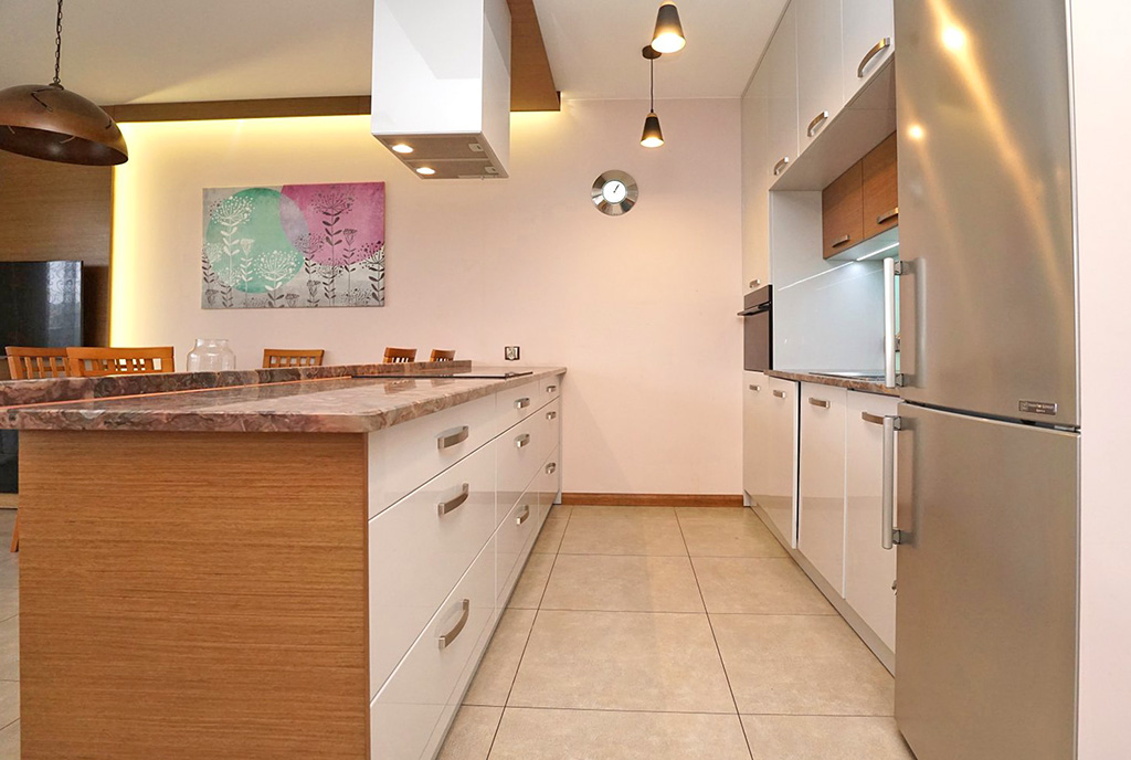 zbliżenie na aneks kuchenny w ekskluzywnym apartamencie na wynajem Piotrków Trybunalski