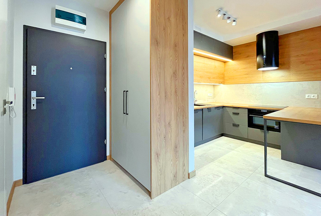 po lewej korytarz, po prawej kuchnia w ekskluzywnym apartamencie na wynajem Szczecin