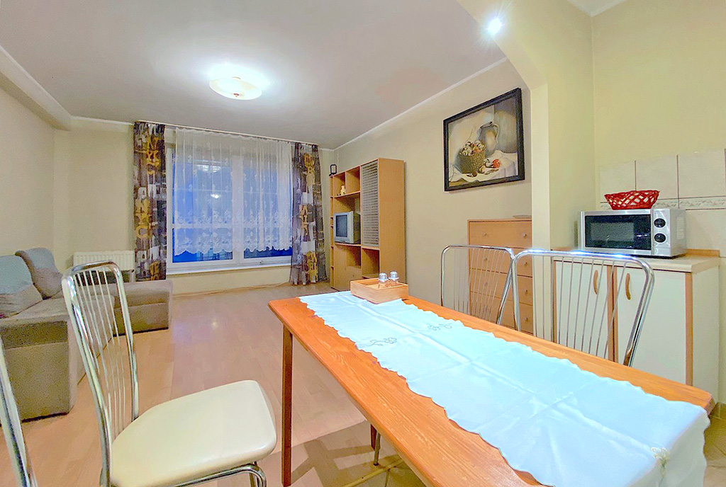 na pierwszym planie jadalnia w ekskluzywnym apartamencie na wynajem Szczecin