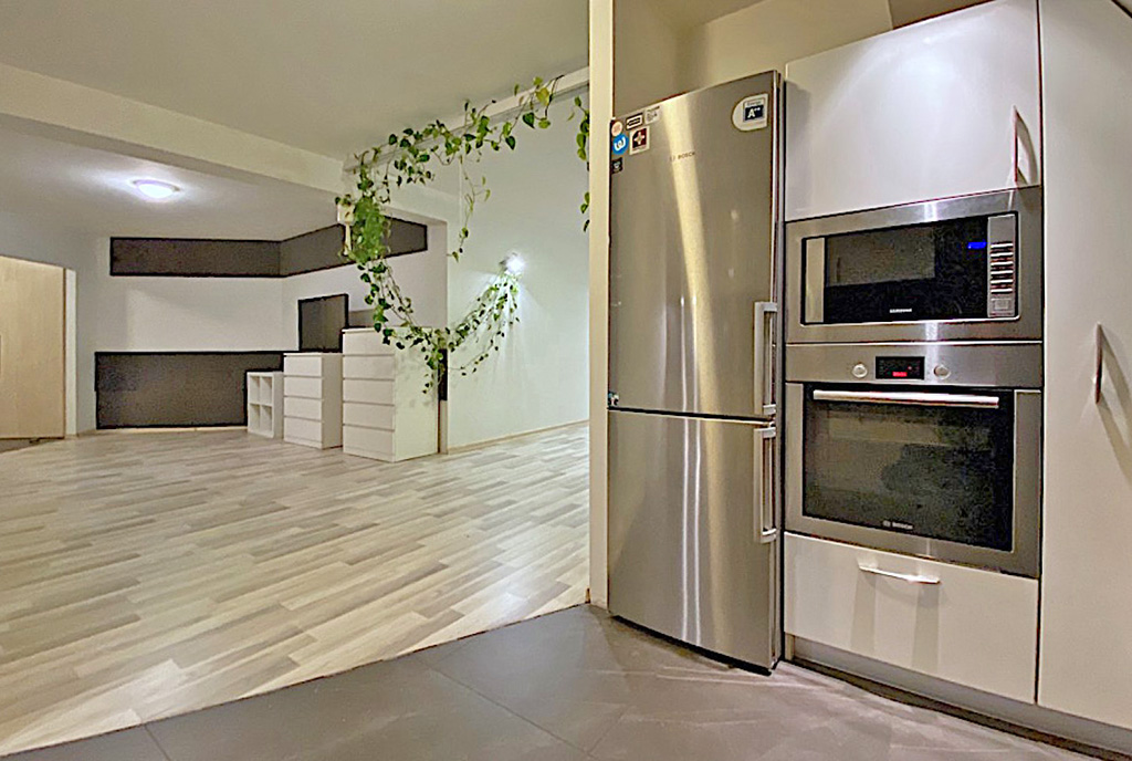 widok na kuchnię w luksusowym apartamencie do wynajmu Szczecin