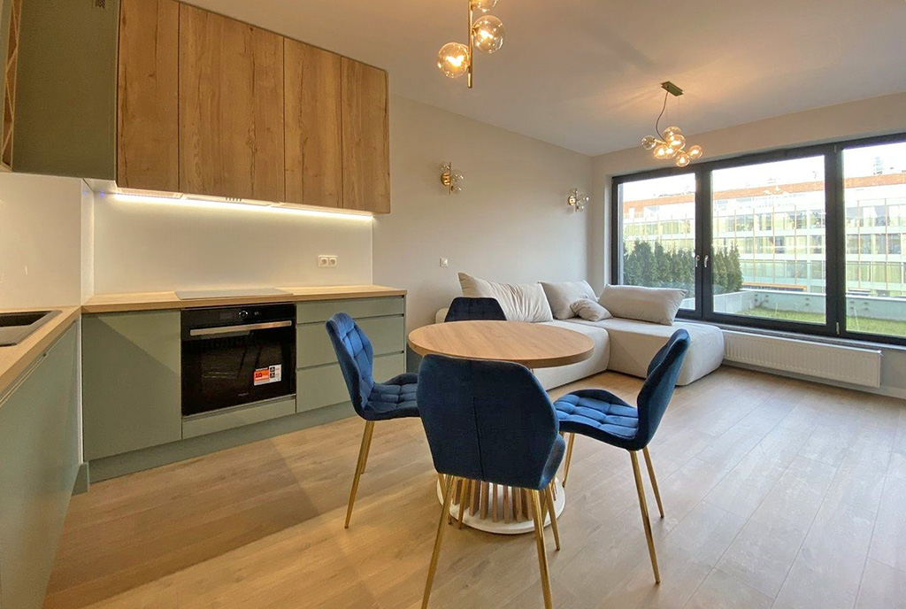 na pierwszym planie jadalnia, w oddali salon w luksusowym apartamencie do wynajmu Szczecin