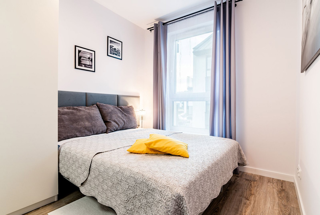 elegancka sypialnia w ekskluzywnym apartamencie na wynajem Gdynia (okolice)