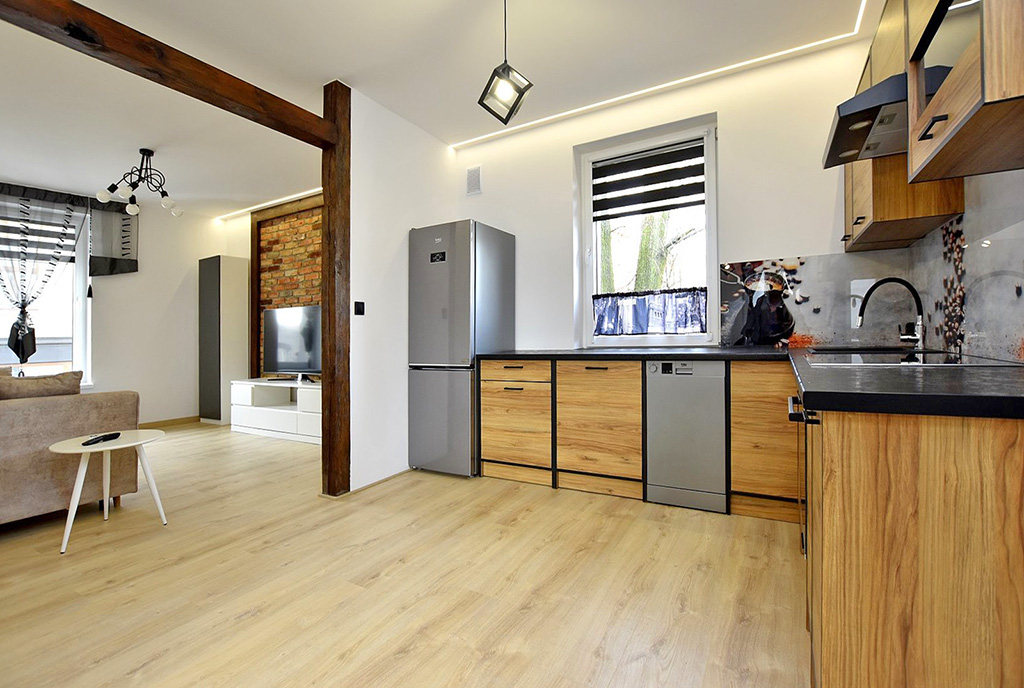 po prawej kuchni po lewej salon w luksusowym apartamencie do wynajmu Inowrocław