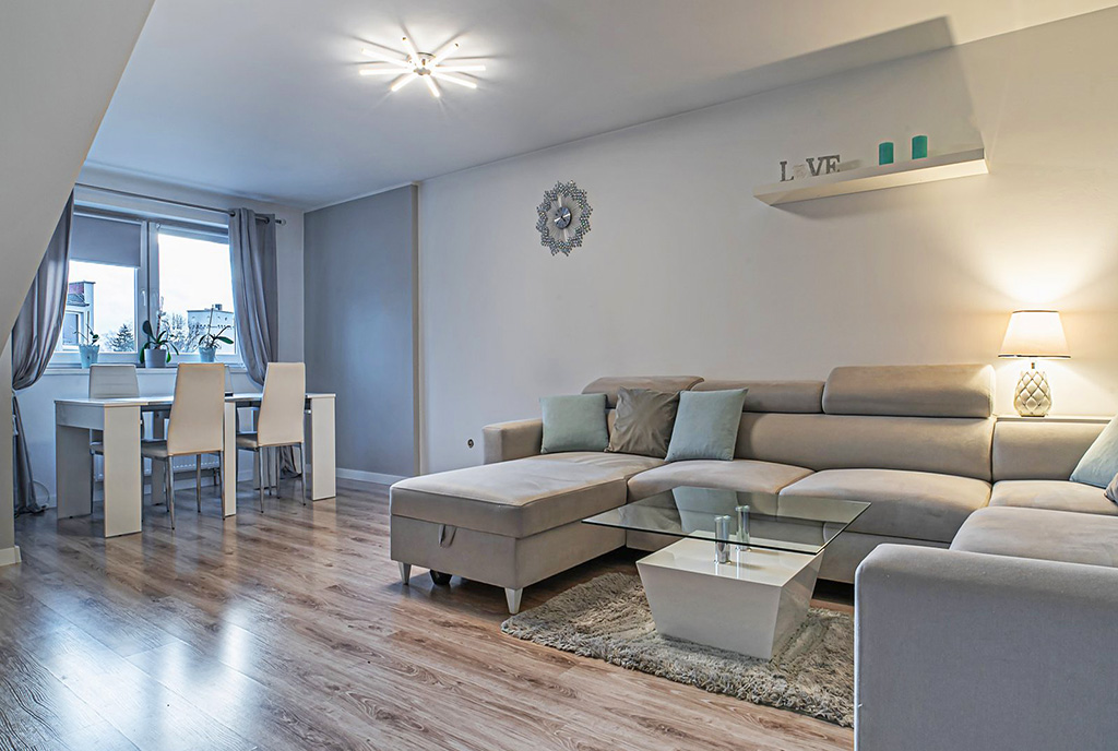 nowocześnie zaprojektowanym salon w ekskluzywnym apartamencie do sprzedaży Bolesławiec