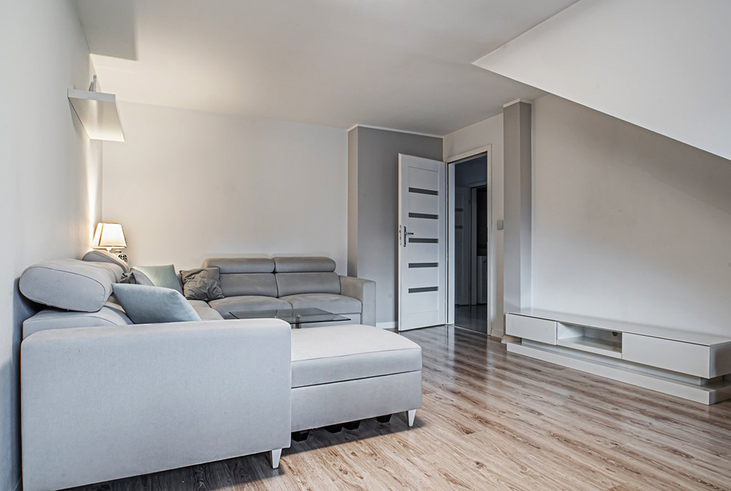 przeciwległa ściana w salonie luksusowego apartamentu na sprzedaż Bolesławiec