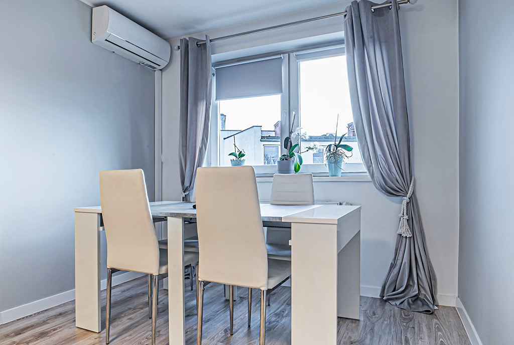 na pierwszym planie elegancka jadalnia w luksusowym apartamencie do sprzedaży Bolesławiec