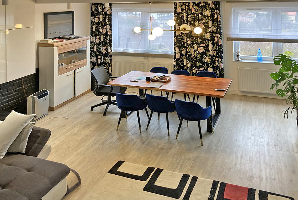perspektywa całego salonu w luksusowym apartamencie na sprzedaż Częstochowa