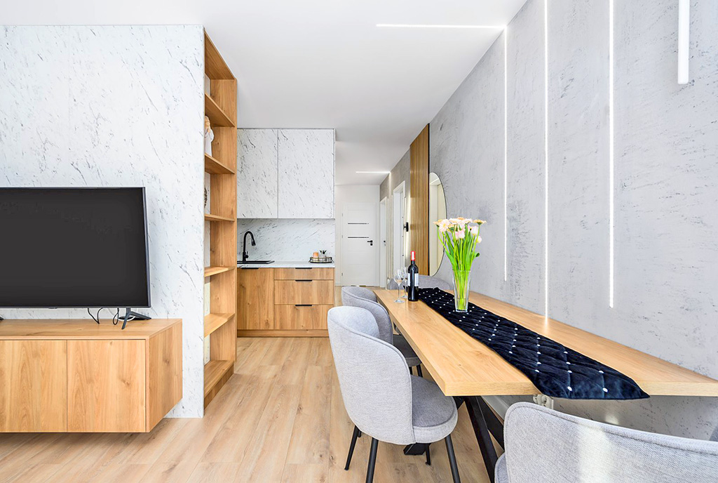 po prawej jadalnia, na wprost aneks kuchenny w luksusowym apartamencie na sprzedaż Gdańsk