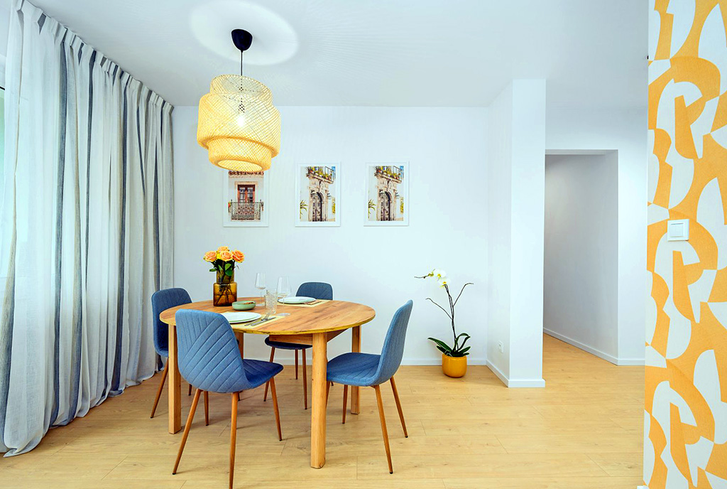 po lewej jadalnia po prawej salon w luksusowym apartamencie na sprzedaż Gdańsk