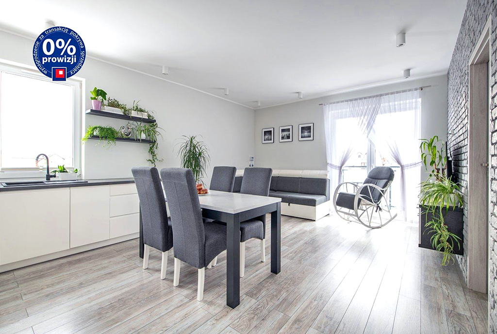 zaprojektowane w bieli luksusowe wnętrze ekskluzywnego apartamentu do sprzedaży Gdynia (okolice)