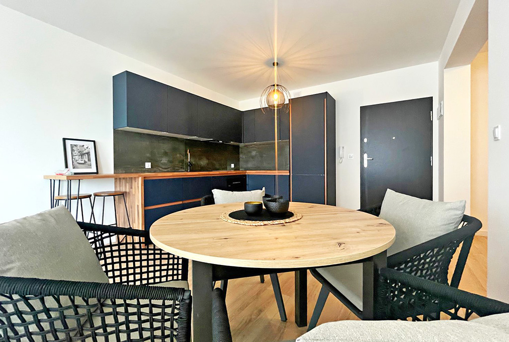 zaprojektowana w czerni kuchnia w luksusowym apartamencie na sprzedaż Gorzów Wielkopolski