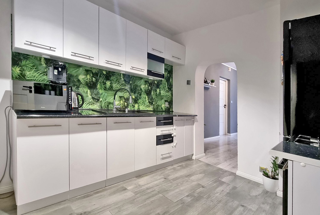 zaprojektowana w bieli kuchnia w ekskluzywnym apartamencie na wynajem Leszno (okolice)