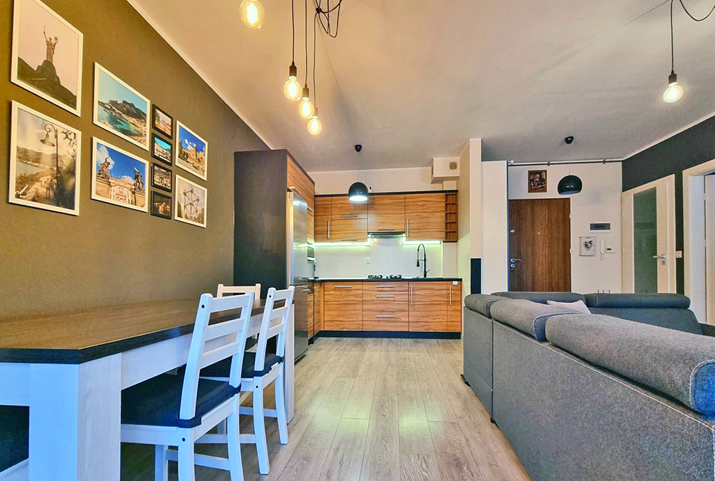 po lewej jadalnia, na wprost kuchnia w luksusowym apartamencie na sprzedaż Poznań (okolice)
