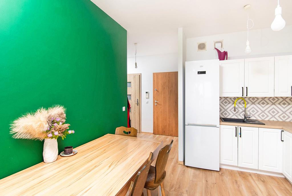 po lewej jadalnia, po prawej aneks kuchenny w luksusowym apartamencie na sprzedaż Szczecin